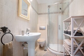 Dusche, Haartrockner, Handtücher