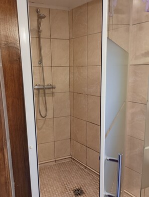 Douche, sèche-cheveux, serviettes fournies