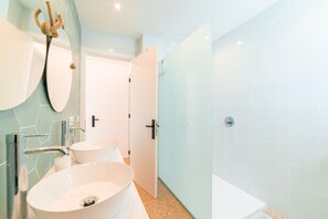 Shower, hair dryer, towels