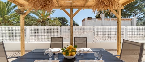 تناول الطعام بالخارج