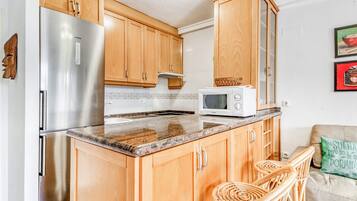 Een koelkast, een microgolfoven, een oven, een kookplaat