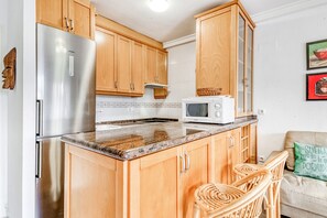 Fridge, microwave, oven, stovetop - Apartment 'Casa Molins' with Shared Pool, Private Terrace and Wi-Fi (Dénia)