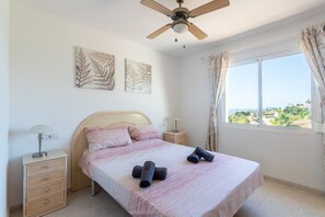 2 bedrooms, iron/ironing board, free WiFi, bed sheets - Holiday Home 'Roja' with Sea View, Wi-Fi and Air Conditioning (Calp)