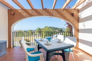 Outdoor dining - Holiday Home 'Roja' with Sea View, Wi-Fi and Air Conditioning (Calp)