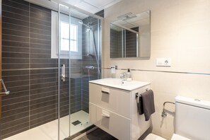 Shower, hair dryer, towels - Holiday Home 'Roja' with Sea View, Wi-Fi and Air Conditioning (Calp)