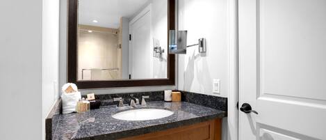 Regadera, secadora de cabello, toallas