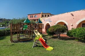 Children’s area - Holiday Home 'Casetta Di Linda' with Private Terrace, Wi-Fi and Air Conditioning (Santa Teresa di Gallura)
