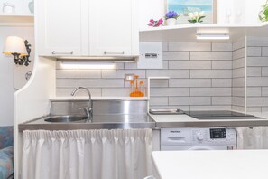 Fridge, microwave, stovetop, cookware/dishes/utensils - Holiday Home 'Casetta Di Linda' with Private Terrace, Wi-Fi and Air Conditioning (Santa Teresa di Gallura)