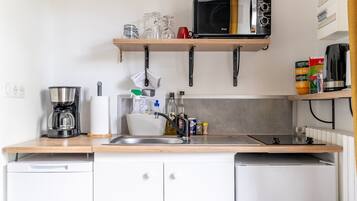 Frigorifero, microonde, piano cottura, macchina per tè/caffè