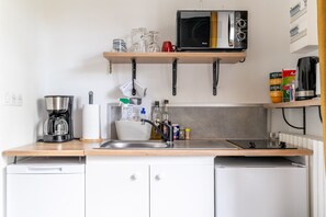 Fridge, microwave, stovetop, coffee/tea maker - Cottage 'Les Gîtes Du Robelier - L'étang' with Private Terrace, Shared Garden and Wi-Fi (Bouaye)