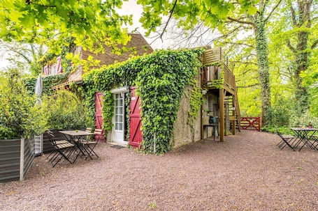 Outdoor dining. Cottage 'Les Gîtes Du Robelier - L'étang' with Private Terrace, Shared Garden and Wi-Fi