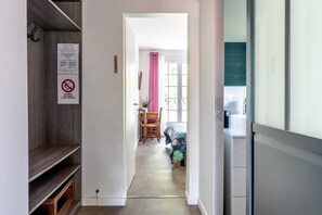 Interior - Cottage 'Les Gîtes Du Robelier - L'étang' with Private Terrace, Shared Garden and Wi-Fi (Bouaye)