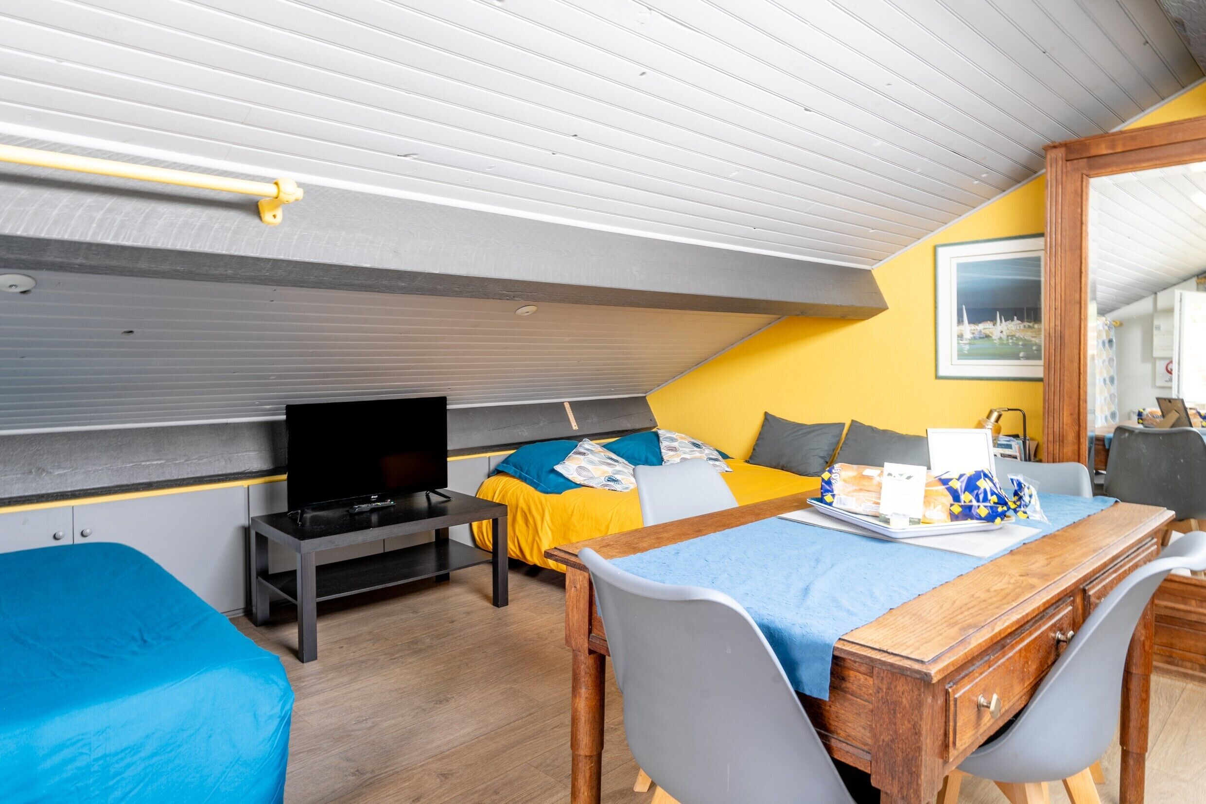 Free WiFi, bed sheets