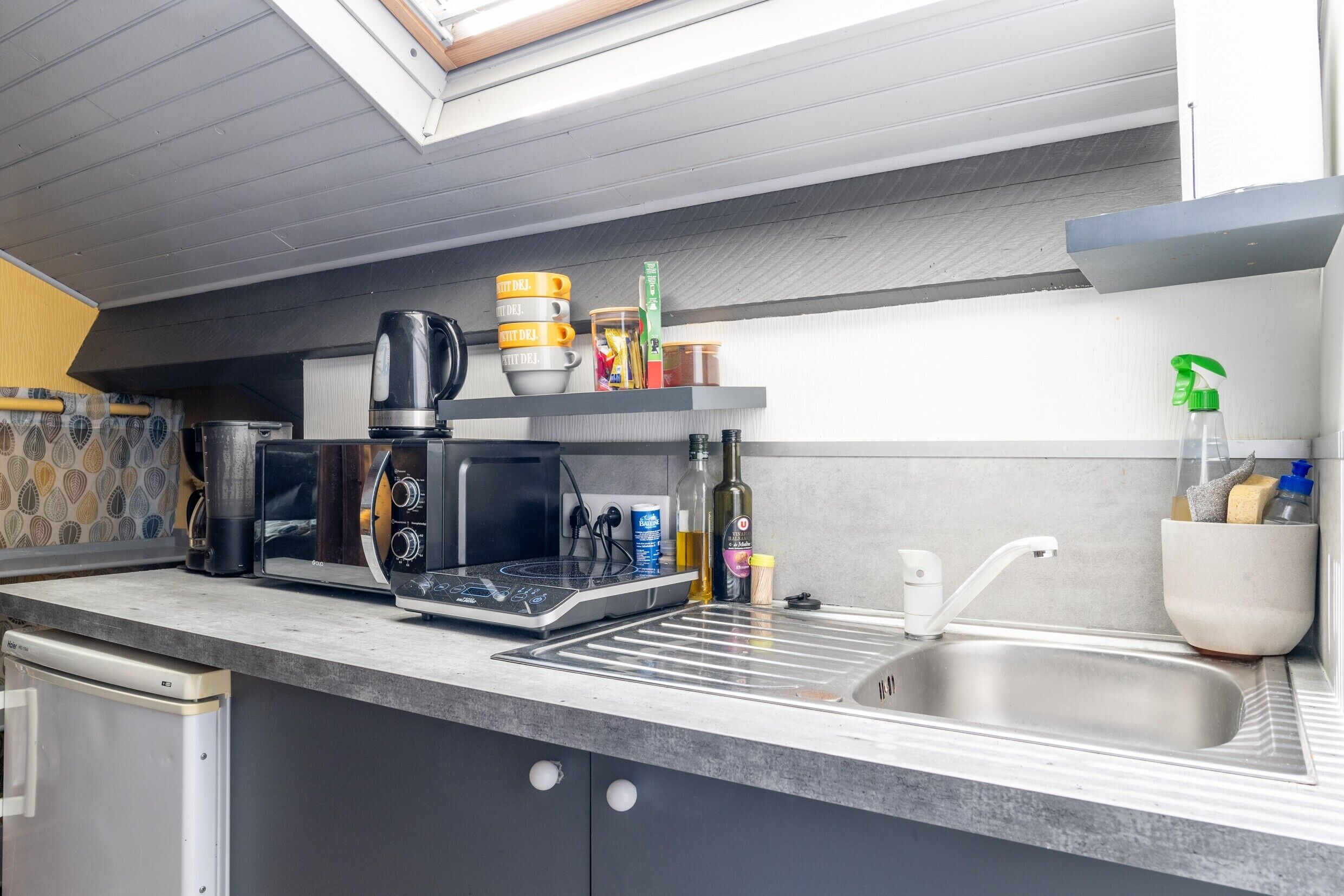 Fridge, microwave, stovetop, coffee/tea maker