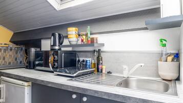 Fridge, microwave, stovetop, coffee/tea maker