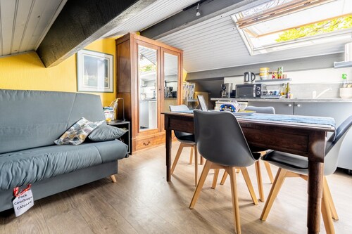 Studio Apartment 'Les Gîtes Du Robelier - Le Nid' with Shared Garden, Balcony and Wi-Fi