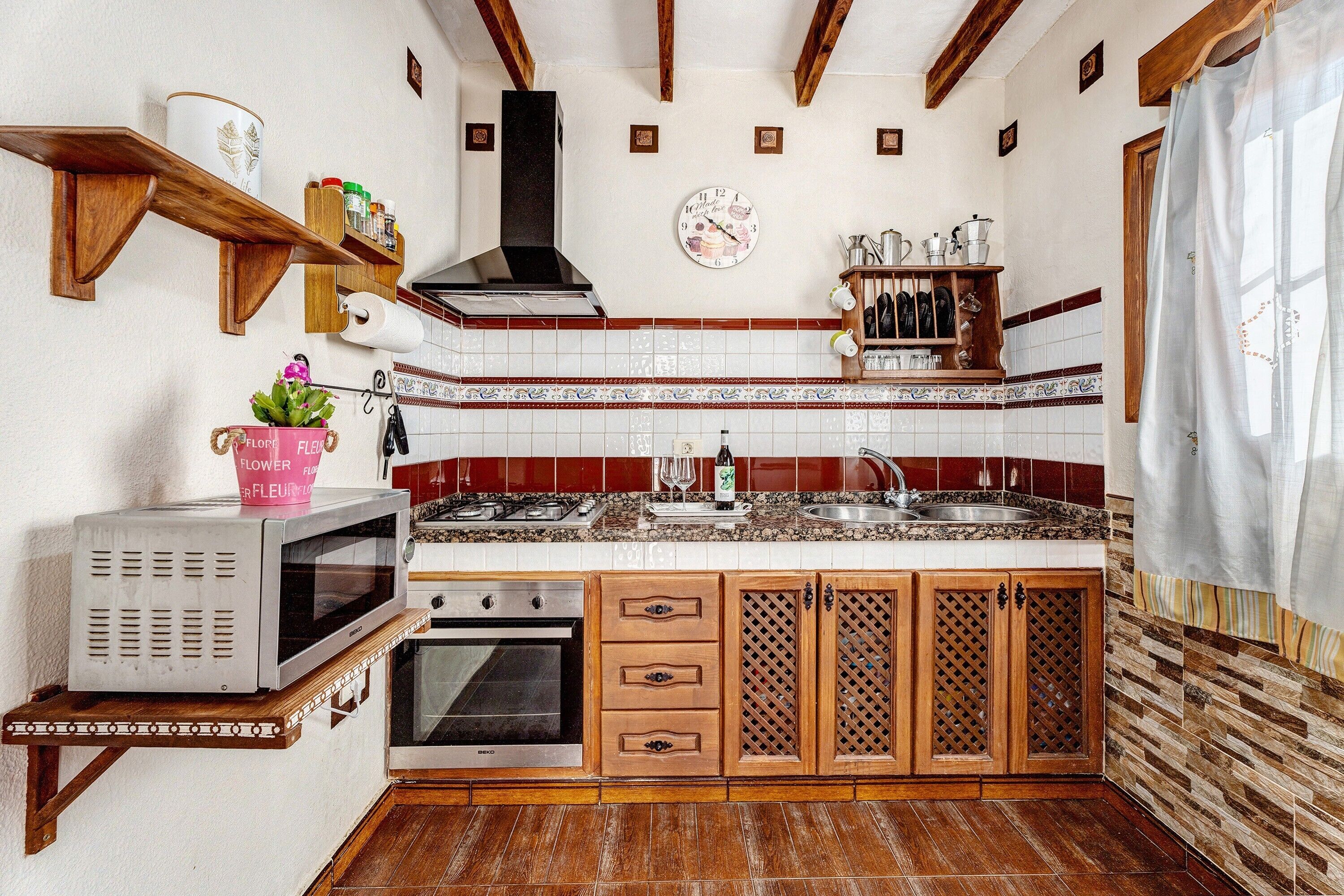 冷蔵庫、電子レンジ、オーブン、コンロ