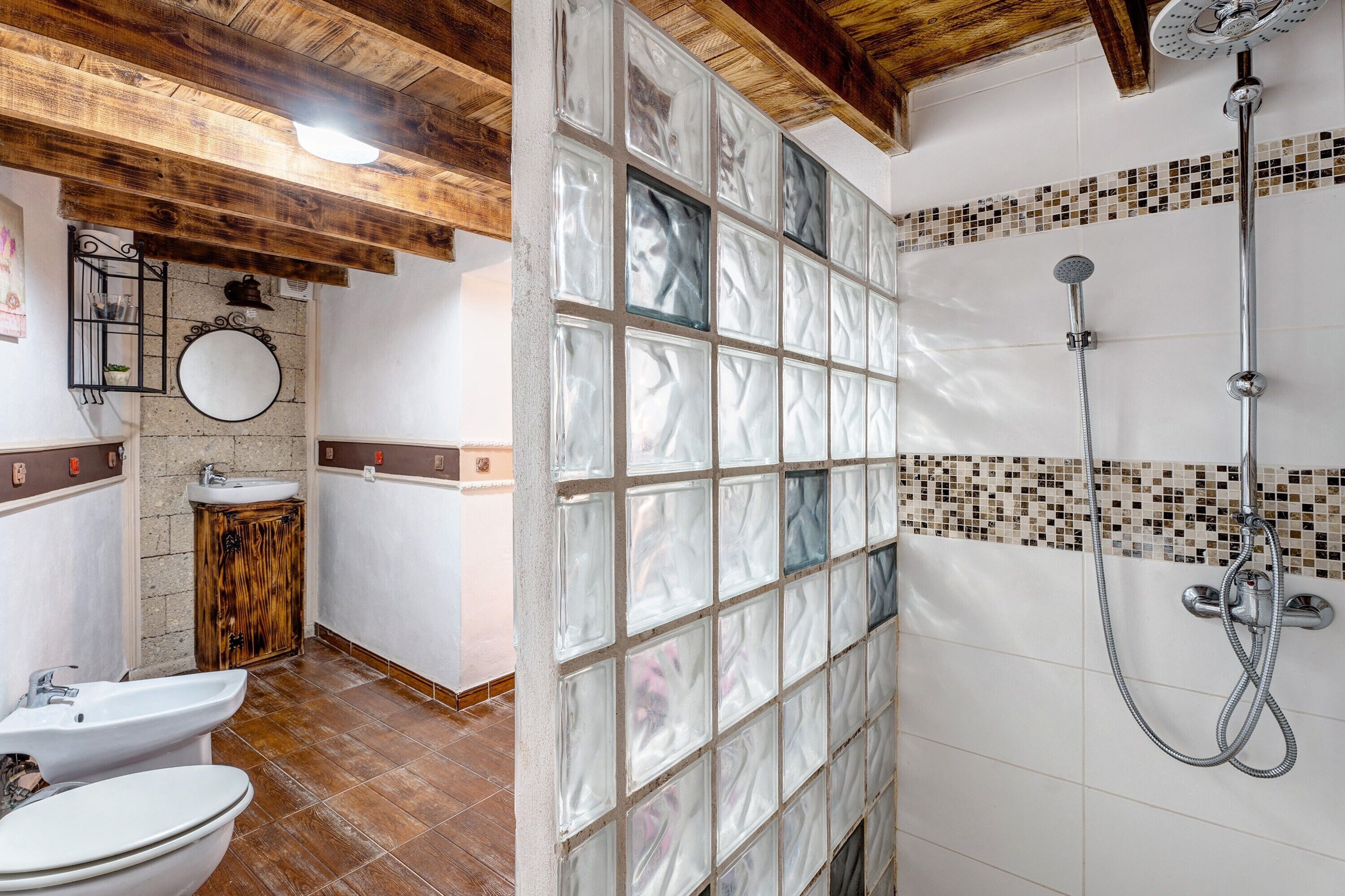 Ducha, secador de pelo y toallas