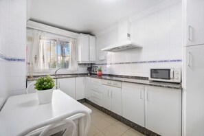 Kühlschrank, Mikrowelle, Herdplatte, Geschirrspüler
