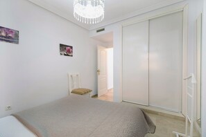 2 chambres, fer et planche à repasser, Wi-Fi gratuit, draps fournis