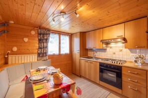 Fridge, microwave, oven, stovetop - Apartment 'Le Vieux Chalet' with Mountain View, Private Garden and Wi-Fi (Saint-Gervais-les-Bains)
