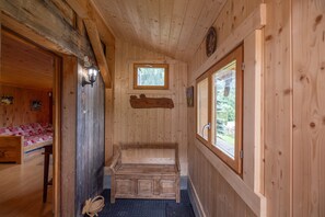 Interior - Apartment 'Le Vieux Chalet' with Mountain View, Private Garden and Wi-Fi (Saint-Gervais-les-Bains)