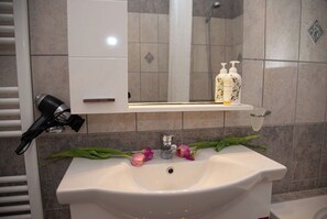 Chuveiro, secador de cabelo, toalhas de banho
