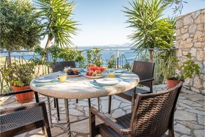 تناول الطعام بالخارج