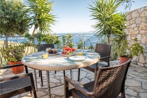 تناول الطعام بالخارج