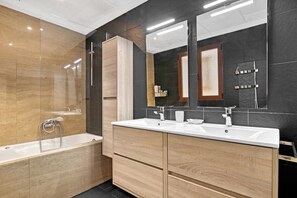 Shower, hair dryer, towels