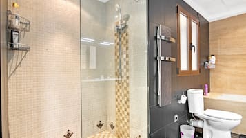 Een douche, een haardroger, handdoeken