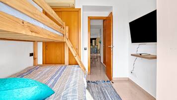 2 bedrooms, iron/ironing board, free WiFi, bed sheets