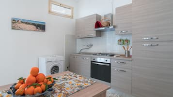 Een koelkast, een magnetron, een oven, een kookplaat