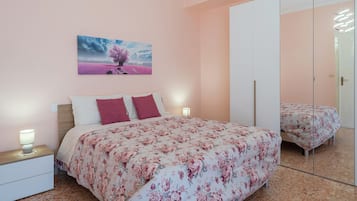 2 slaapkamers, een strijkplank/strijkijzer, gratis wifi, beddengoed