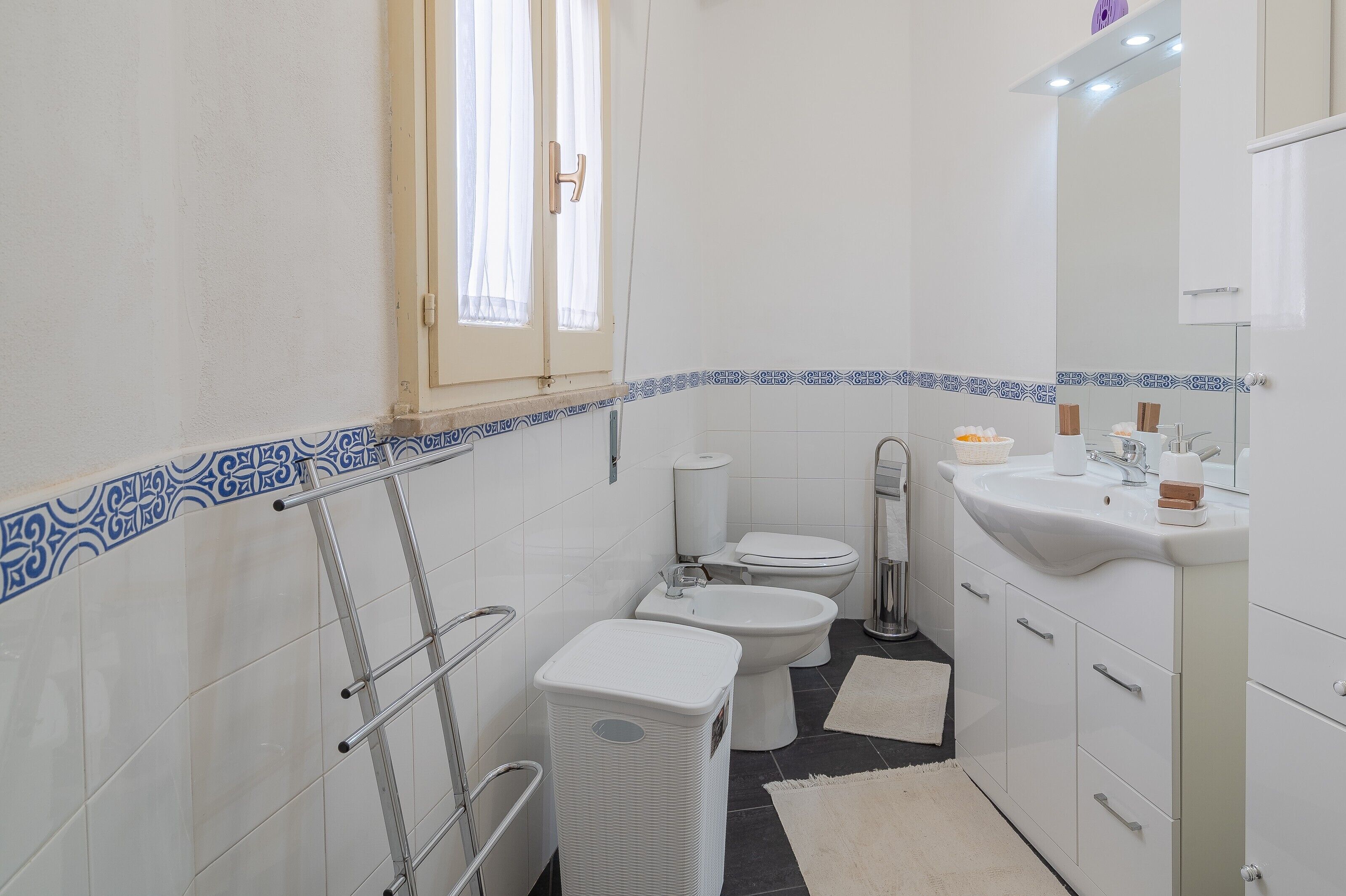 Een douche, een haardroger, handdoeken