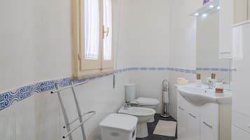 Een douche, een haardroger, handdoeken