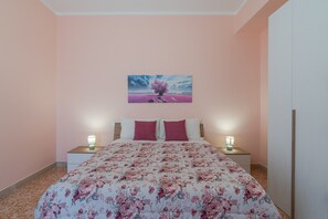 2 bedrooms, iron/ironing board, free WiFi, bed sheets - Apartment "Casa Jerone" with Balcony and Wi-Fi (Siracusa)
