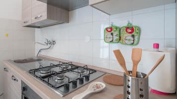 Een koelkast, een magnetron, een oven, een kookplaat