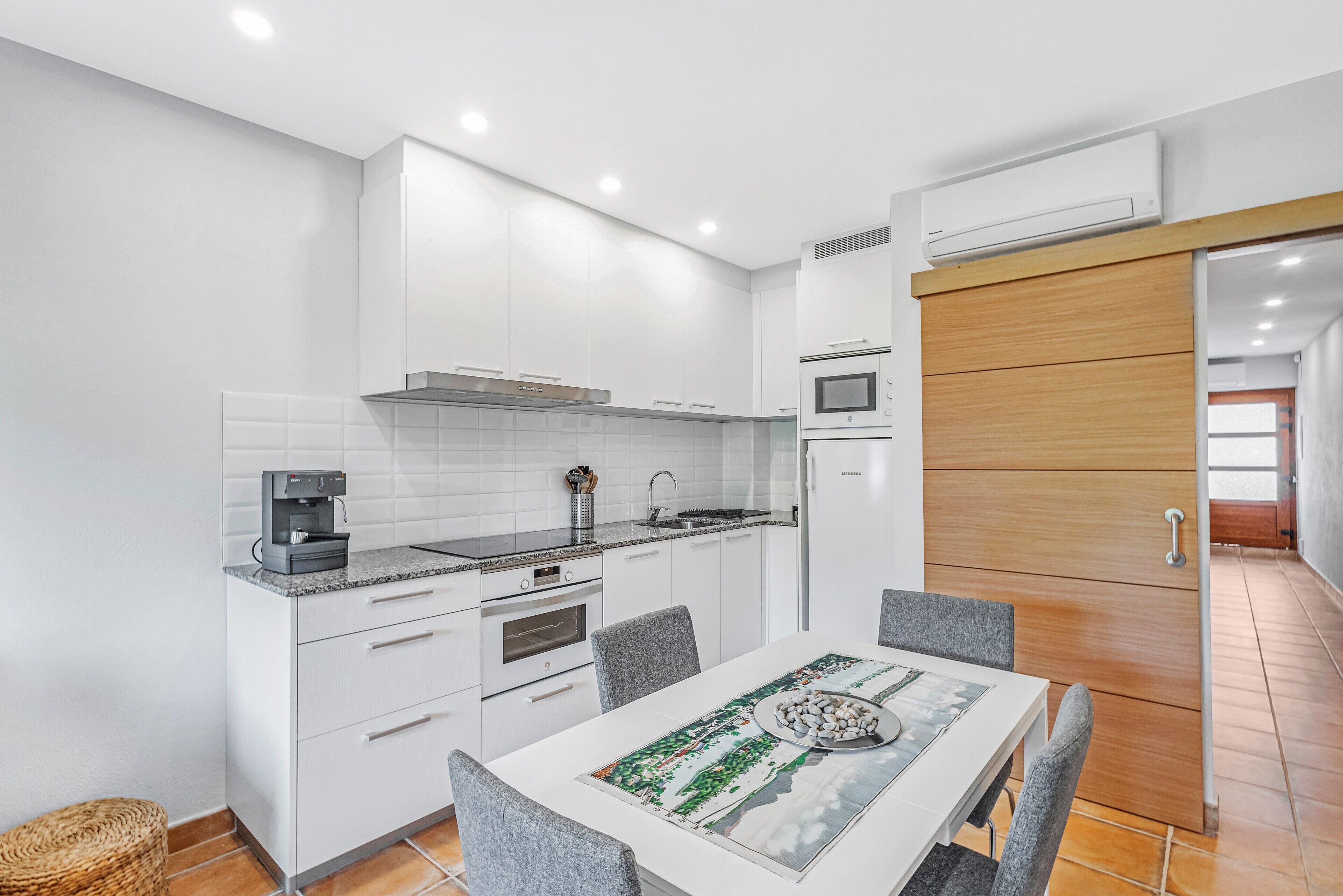 Frigorífico, microondas, horno y placa de cocina