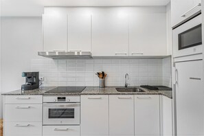 Fridge, microwave, oven, stovetop - Apartment 'Cal Ton' with Mountain View, Shared Garden and Air Conditioning (Sant Quirze Safaja)