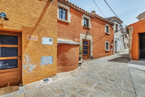Exterior - Apartment 'Cal Ton' with Mountain View, Shared Garden and Air Conditioning (Sant Quirze Safaja)
