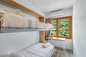2 bedrooms, bed sheets