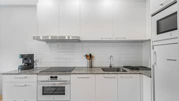 Køleskab, mikrobølgeovn, ovn, kogeplade