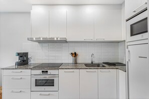 Een koelkast, een magnetron, een oven, een kookplaat