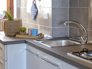 Refrigerador, microondas, tostadora, silla alta para bebés