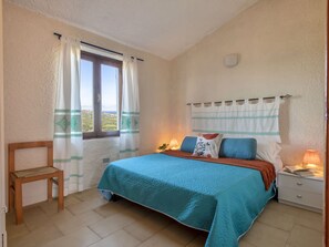 1 habitación y tabla de planchar con plancha