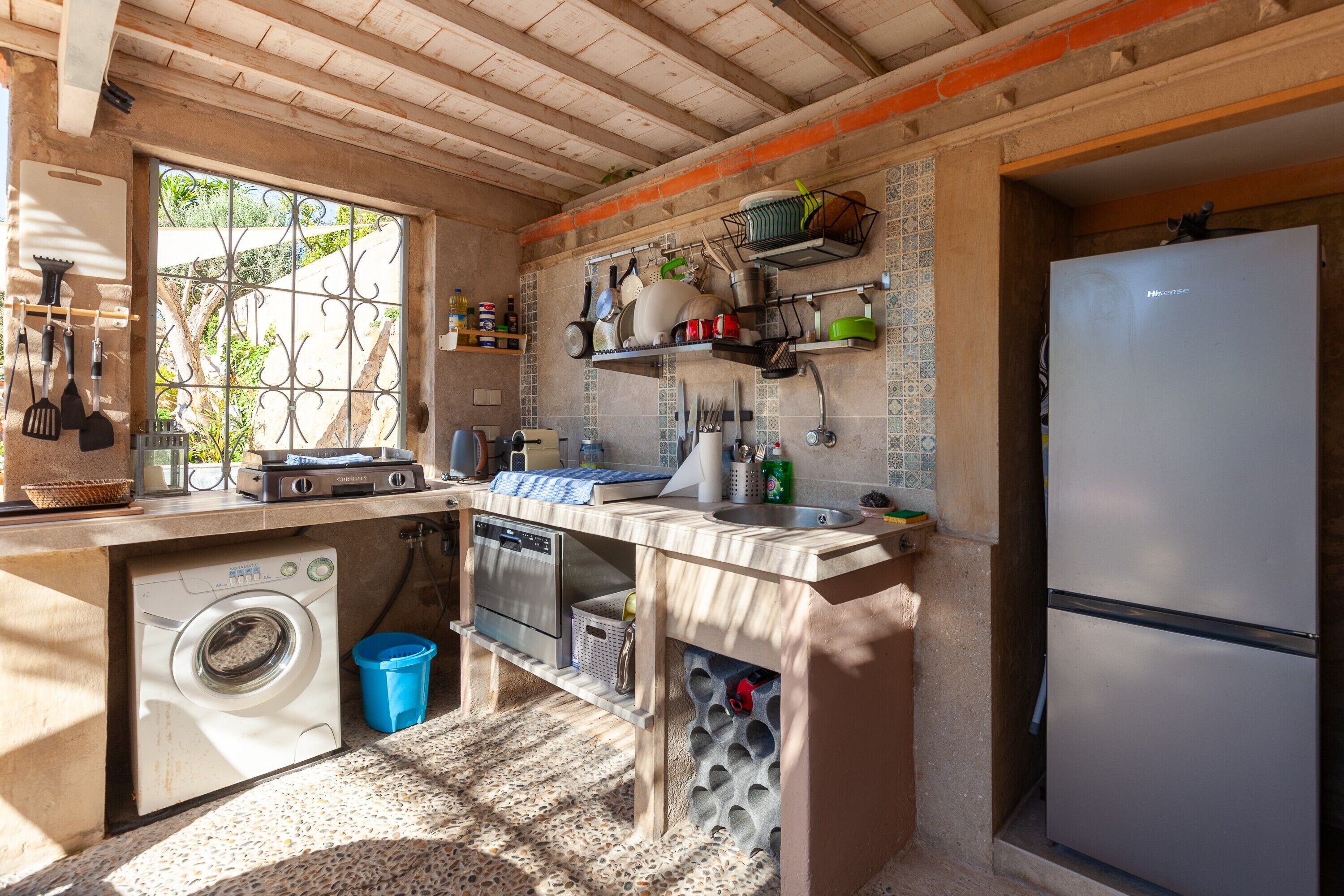 Réfrigérateur, micro-ondes, plaque de cuisson, lave-vaisselle