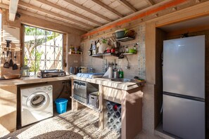 Frigorifero, microonde, piano cottura, lavastoviglie