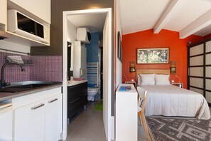 1 slaapkamer, een strijkplank/strijkijzer, gratis wifi, beddengoed