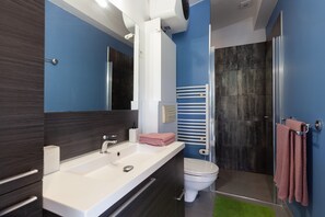 Douche, articles de toilette gratuits, sèche-cheveux